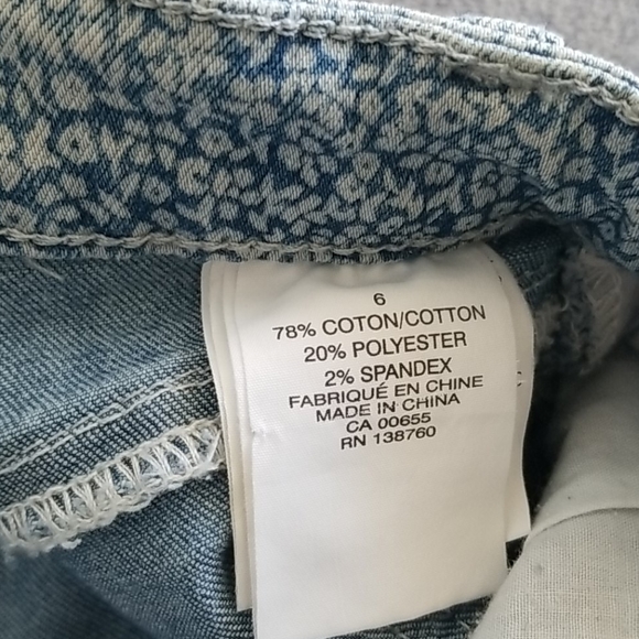 Light wash denim shorts floral pattern - Picture 5 of 8